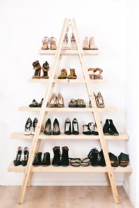 organizador de zapatos hecho de madera
